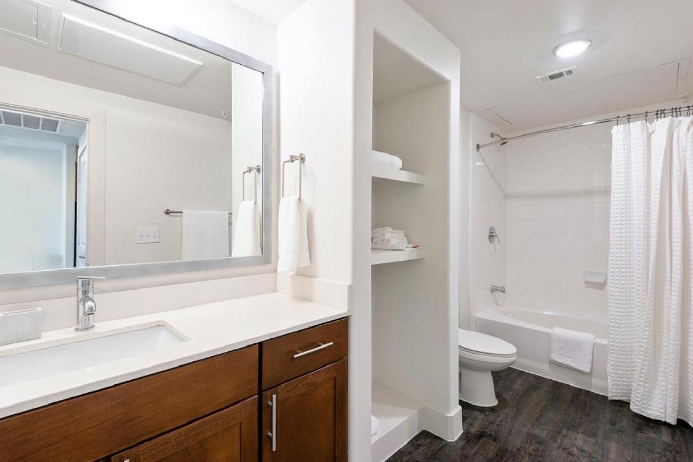 Apartment Landing At The At Midtown - 1 Bedroom In Northeast Dallas